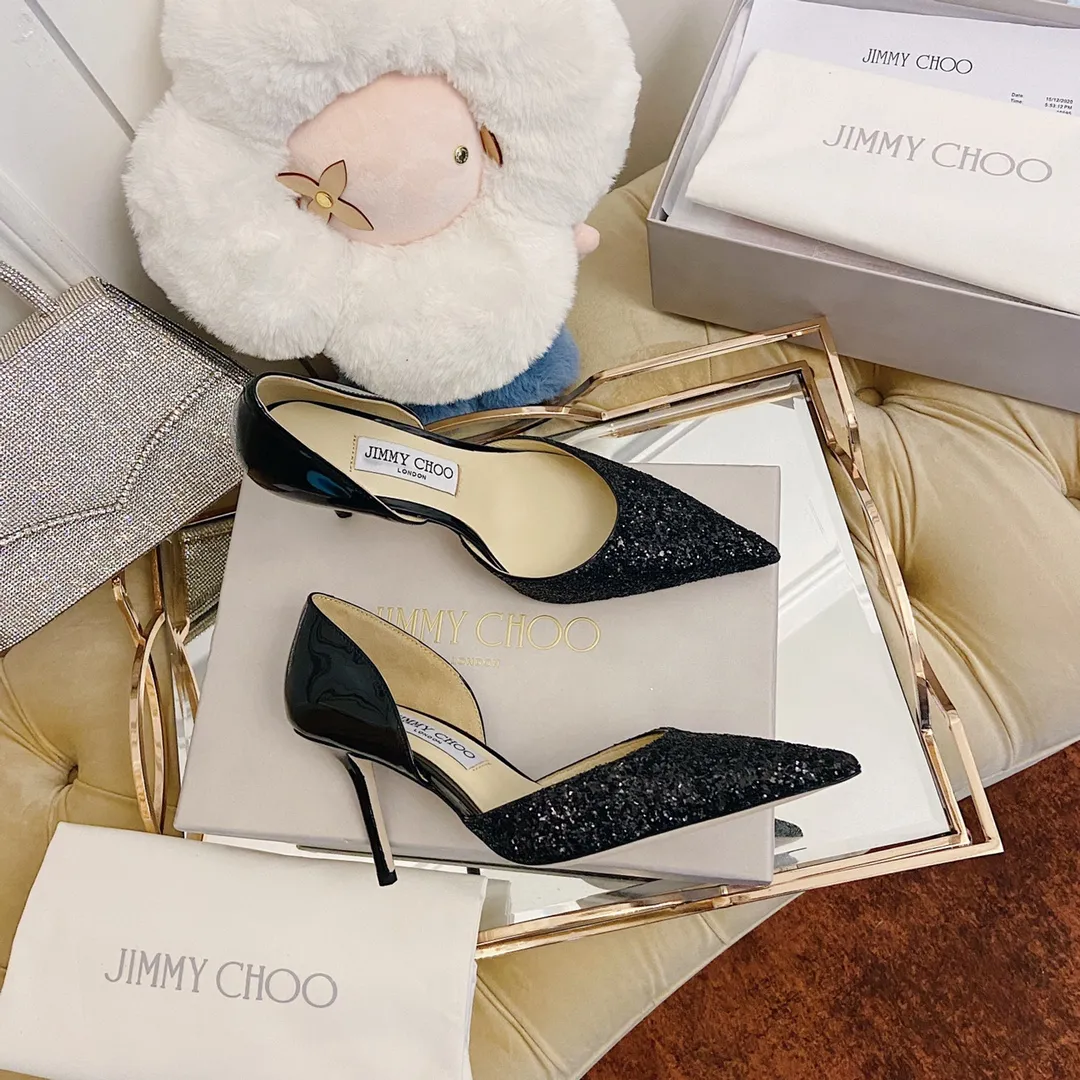 👟👟Ex-factory price 520👟👟 JIMMY CHOO A pair of high heels that can conquer all men👠Easy to wear and versatile, a must-have item for the annual meeting🥂Bilng Bilng is so beautiful that no one can take your breath away Material: Special Crete spliced cow patent leather ➰🍸Sheepskin lining Italian leather outsole Available in three colors: black, nude, silver Size: 34-42 With a height of 8cm, it is packaged simultaneously at the counter!